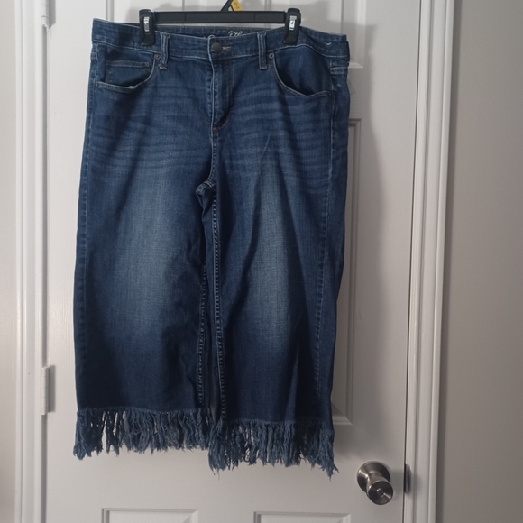 Universal Thread Wide Leg Cropped Frayed Hem Jeans Sz 16 - Picture 1 of 6